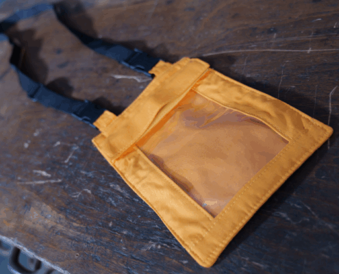 Ausweishalter orange mit Band blau